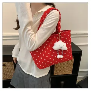 Rote Polka-Dot-Canvas-Einkaufstasche für Damen mit einem süßen Plüschwolken-Anhänger