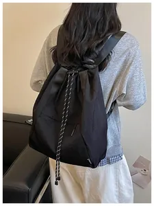 Sac à dos noir léger avec cordon de serrage et détails de corde de sport sur le dos