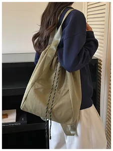 Vue arrière d'un mannequin portant un grand sac à dos olive à cordon pour le quotidien