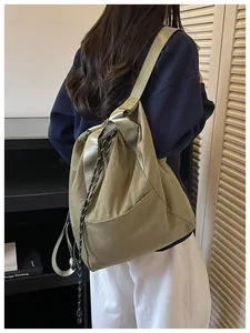 Sac à dos décontracté à cordon vert olive et grande capacité porté par un mannequin de dos