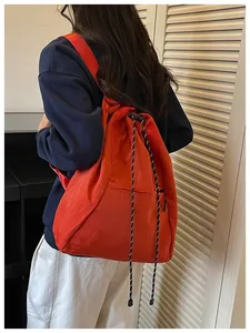 Vue de dos d'un mannequin portant un grand sac à dos rouge à cordon de serrage