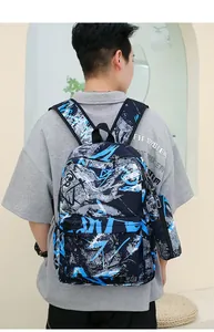 Uomo che indossa uno zaino graffiti blu alla moda con astuccio e borsa coordinati