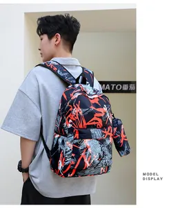 Modello asiatico con zaino graffiti alla moda per sport all'aperto e viaggi di studio