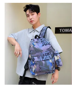 Zaino da uomo alla moda con motivo graffiti viola indossato da un modello asiatico