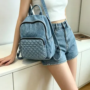 Sac à dos en denim délavé pour femme avec poche avant matelassée et détails zippés
