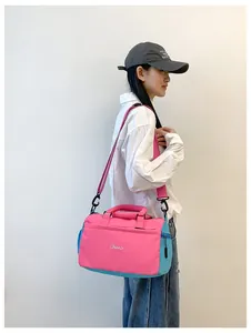 Rosafarbene und blaue Reisetasche in der Seitenansicht mit Model für Reise.