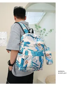 Vista posteriore di zaino trendy per studenti con stampa blu astratta su modello maschile
