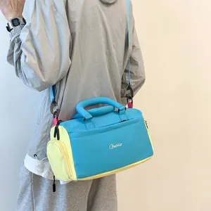 Stylische Reisetasche mit großem Fassungsvermögen in Blau und Gelb auf einem Modell