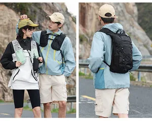 Männliches Modell mit schwarzem, leichtem Outdoor-Wanderrucksack auf einer Bergstraße