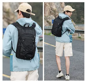 Detailansicht eines leichten schwarzen Outdoor-Sportrucksacks, getragen von Wanderer