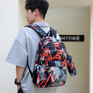 Zaino per studenti alla moda con motivo graffiti rosso indossato da modello uomo