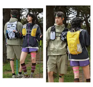 Leichter Outdoor-Wanderrucksack, im Einsatz von Models in einer natürlichen Waldumgebung