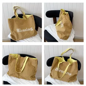 Collage de detalles de un bolso tote grande a cuadros marrones con letras Blessing
