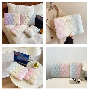 Vues de style de vie des housses d'ordinateur matelassées en dégradé pastel pour tablettes