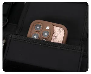 Détail du sac de poitrine tactique noir avec poche de téléphone multifonctionnelle et velcro