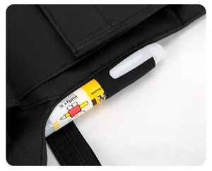 Détail de la boucle porte-stylo durable sur un sac de poitrine tactique noir extérieur