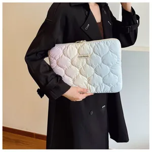 Détail d'une housse d'ordinateur portable matelassée avec dégradé de couleurs