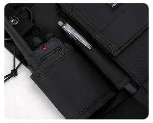 Gros plan d'un sac de poitrine tactique noir avec pochette talkie-walkie et porte-stylo.