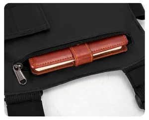 Gros plan sur la poche zippée d'un sac de poitrine tactique avec portefeuille
