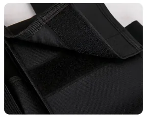 Gros plan détaillé de la fermeture Velcro durable sur un sac de poitrine tactique noir pour homme