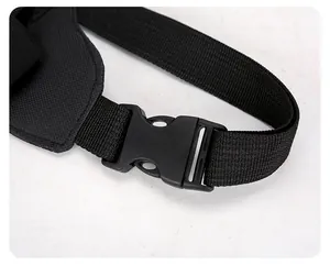 Détail d'une boucle en plastique durable et d'une sangle en nylon sur un sac de poitrine tactique