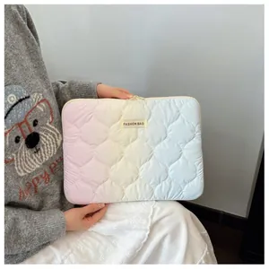 Vue détaillée de la housse d'ordinateur matelassée dégradée avec étiquette Fashion Bag