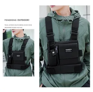 Détail du sac de poitrine tactique noir avec poches utilitaires et sangles réglables