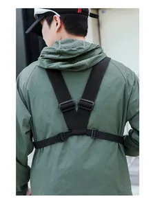 Vue arrière détaillée d'un harnais de poitrine tactique noir sur une veste verte