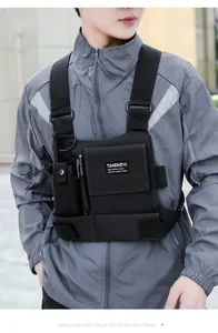 Détail d'un sac de poitrine tactique noir pour la randonnée en plein air