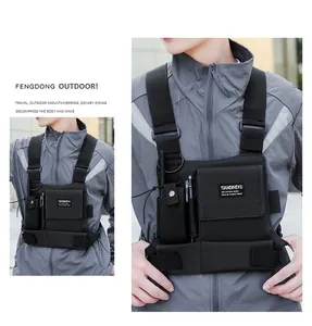 Sac de poitrine tactique noir sur mannequin masculin montrant des poches