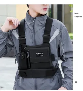 Gros plan d'un sac de poitrine tactique noir techwear avec design multi-poches sur mannequin