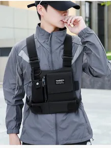 Sac de poitrine tactique noir sur mannequin avec poches utilitaires et sangles réglables