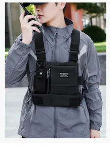 Gilet sac de poitrine tactique noir multifonctionnel porté en extérieur par un modèle