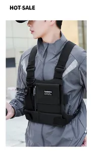 Gros plan d'un sac de poitrine tactique noir à sangles sur un mannequin