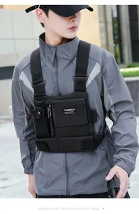 Sac de poitrine tactique noir pour homme style techwear avec plusieurs poches utiles