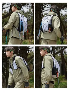 Detailansicht eines weißen Outdoor-Wanderrucksacks an einem männlichen Model im Wald.
