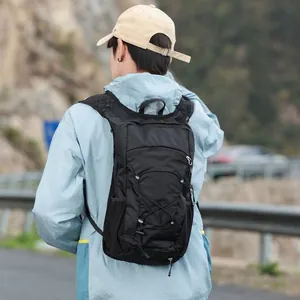 Leichter schwarzer Outdoor-Rucksack zum Radfahren und Wandern am männlichen Modell