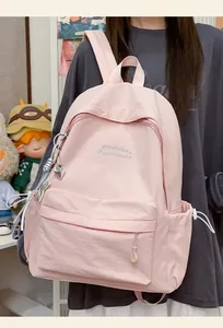 Vista dettagliata che mostra il design semplice di uno zaino minimalista rosa chiaro moderno.
