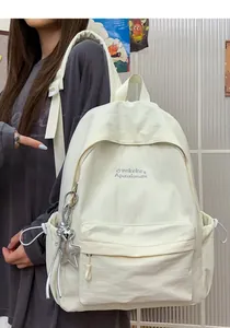 Dettaglio di uno zaino casual leggero bianco crema con testo ricamato distintivo