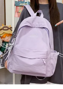 Primo piano di zaino lavanda leggero con scritte ricamate per la scuola e le escursioni