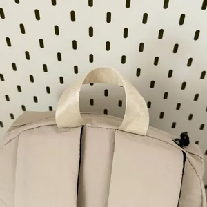 Detailopname van de handgreep en stevige riem van een lichtgewicht outdoor rugzak