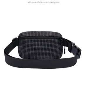 Wasserdichte Gürteltasche aus Nylon mit schwarz-weißem Karomuster und verstellbarem Schultergurt
