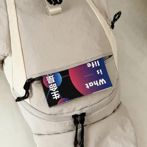 Detail van het voorvak van een wandelrugzak die de opbergcapaciteit met een boek laat zien