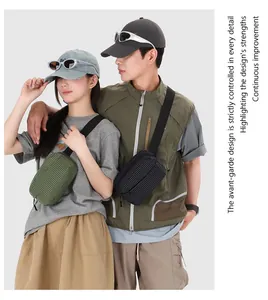 Modelle tragen trendige Umhängetaschen aus Gitter-Nylon im lässigen Streetwear-Stil