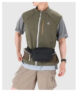 Wasserdichte Gürteltasche aus Nylon mit Karomuster, getragen von einem Modell