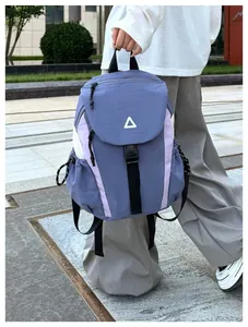 Detailopname van modieuze waterdichte outdoor rugzak voor dames in color-block voor wandelen
