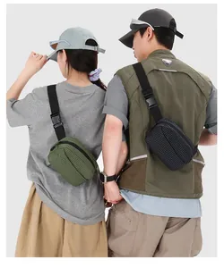Outdoor-Ansicht von zwei Modellen mit wasserdichten Nylon-Schalentaschen und Gittermuster.