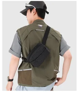 Ein männliches Model trägt eine schwarz karierte, wasserfeste Nylon-Umhängetasche für Sport.