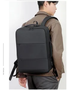 Professionele zwarte zakelijke laptoprugzak voor heren getoond terwijl gedragen door model.