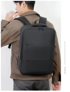 Detail van een slanke zwarte zakelijke rugzak voor heren gedragen door model
